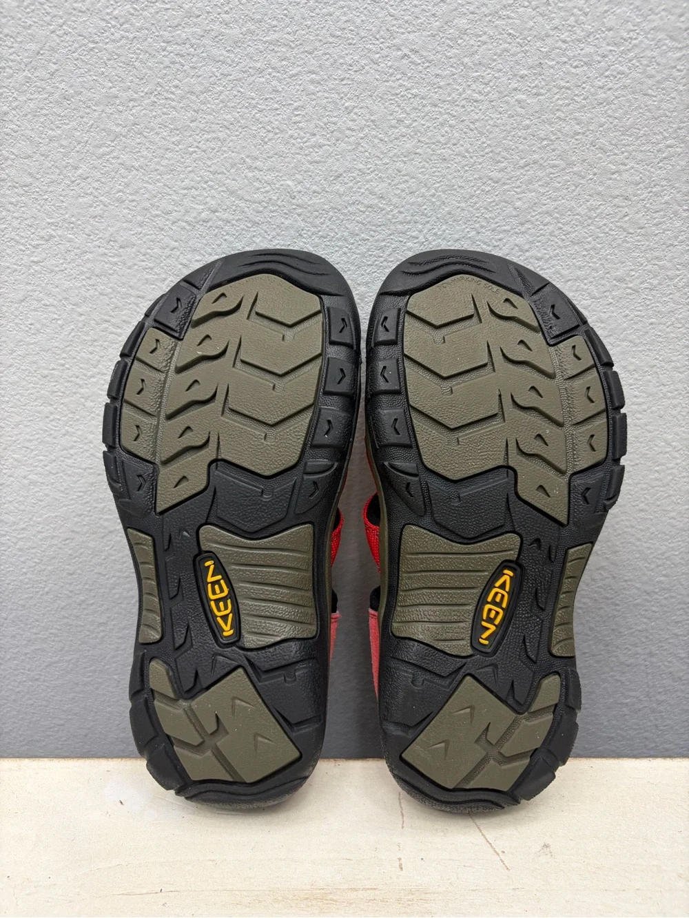 Keen Newport H2 Red Fisherman Sandals Size 2 Boys